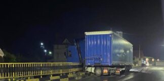 Accident la Groși. Un tir a fost la un pas să cadă de pe pod 5