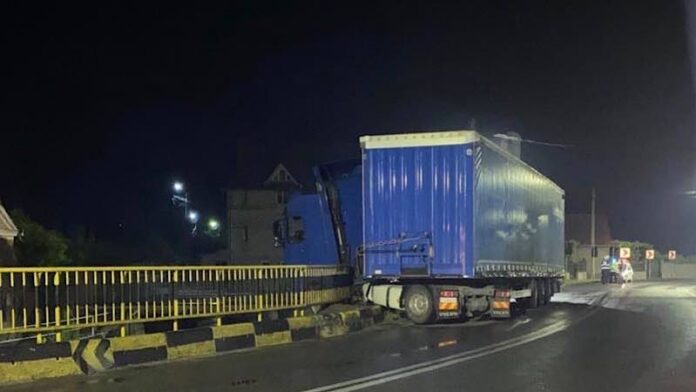 Accident la Groși. Un tir a fost la un pas să cadă de pe pod 5