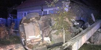 Accident la Chistag. O mașină a rupt un stâlp și s-a răsturnat (FOTO-VIDEO) Accident la Chistag