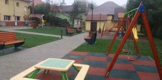 Au fost finalizate lucrările de amenajare a parcului de copii din spatele caminului cultural din Vadu Crisului