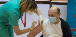 Fostul președinte Traian Băsescu s-a vaccinat anti-Covid Traian Băsescu s-a vaccinat anti-Covid