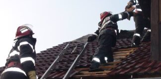 Incendiu în localitatea Șuncuiuș. Acoperișul unei anexe gospodărești a luat foc
