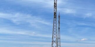 O persoană s-a urcat pe un stâlp la Ortiteag şi ameninţă că se aruncă! (video)