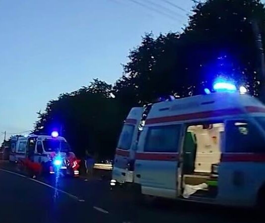 Accident la Șinteu: Doi tineri au ajuns la spital după ce s-au lovit cu motocicleta într-un parapet
