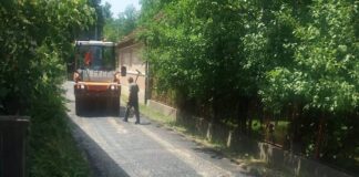 Vadu Crisului: au inceput asfaltarile drumurilor laterale
