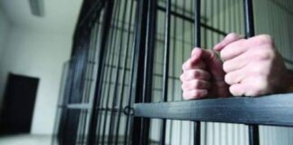 Încă 30 de zile de arest preventiv pentru cei trei tineri care au sechestrat şi umilit o femeie în Ortiteag