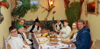 Elevii și profesorii Școlii Gimnaziale Alexandru Roman din Aușeu