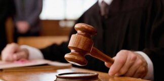 Cei trei tineri care au sechestrat şi umilit o femeie în Ortiteag au fost trimiși în judecată