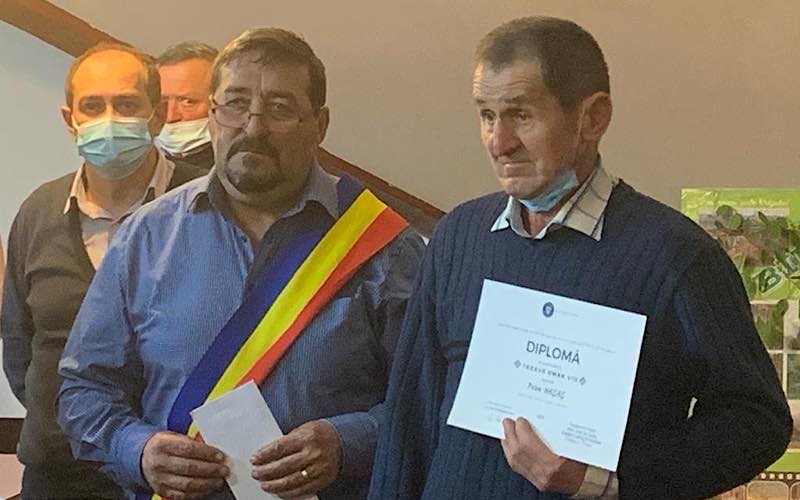 Dorel Cosma, primarul comunei Vadu Crisului si olarul Hasas Petru