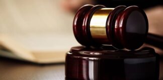 Cei trei tineri care au sechestrat şi umilit o femeie în Ortiteag au fost plasaţi sub control judiciar