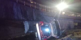 Mașină căzută după pod în Groși