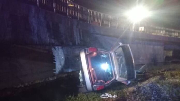 Mașină căzută după pod în Groși