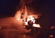 Incendiu la o basculantă aflată pe un trailer