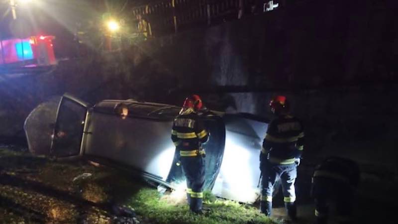 Mașină căzută după pod în Groși