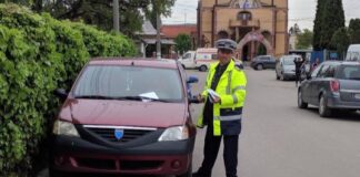 Mașină parcată pe trotuar