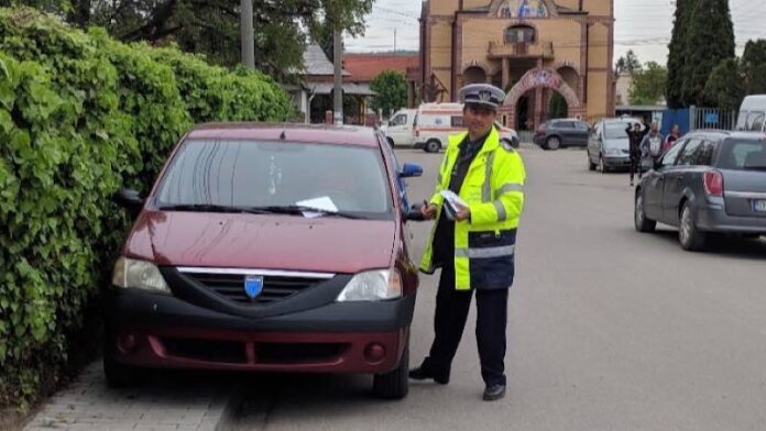 Mașină parcată pe trotuar