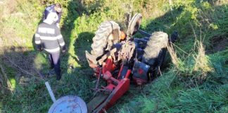 Tragedie în județul Bihor. Tânăr decedat după ce a fost prins sub tractor Tractor răsturnat