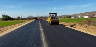 S-a turnat primul km de asfalt pe centura Aleșd Asfalt pe centura Aleșd