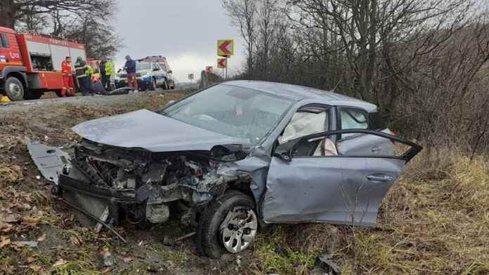 Mașină distrusă în accidentul de la Bologa