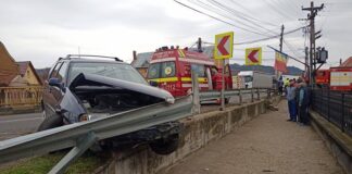 Mașină în parapet la Groși