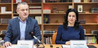 Proiect european pentru modernizarea bibliotecilor din Bihor Mircea Mălan, vicepreședinte al Consiliului Județean și Ancuța Șchiop, managerul Bibliotecii Județene „Gheorghe Șincai”