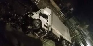 Autoutilitară căzută de pe pod Groși