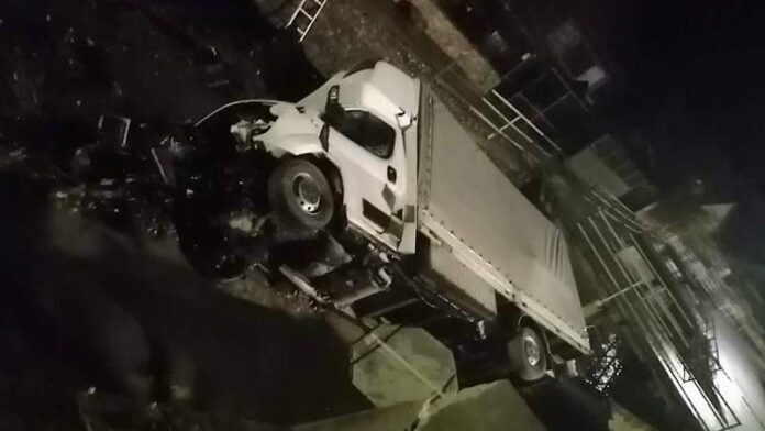 Autoutilitară căzută de pe pod Groși