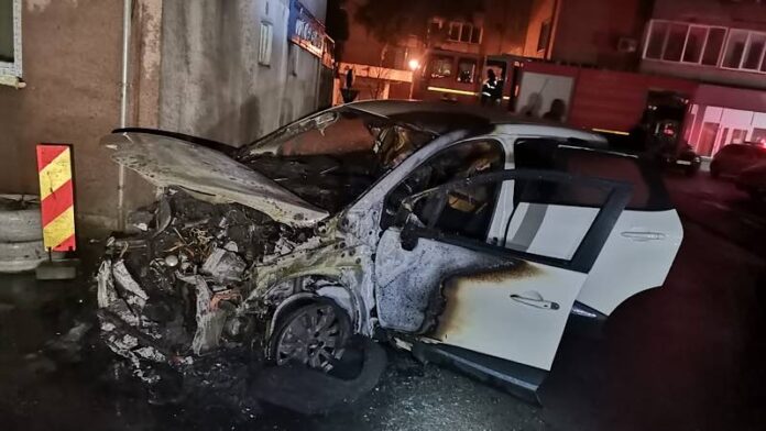 Mașină incendiată în Aleșd