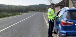 Ghinion pentru un tânăr de 22 de ani. Polițiștii l-au prins fără permis la volan în Bratca Poliția mașină