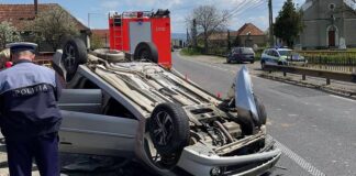 Mașină răsturnată în Topa de Criș