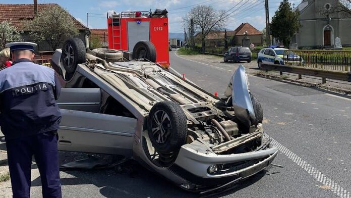 Mașină răsturnată în Topa de Criș