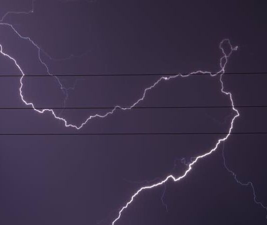 Ploi și furtuni în Bihor, după căldura de vineri Fulger noaptea