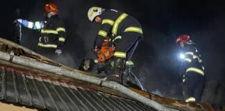 Pompieri pe acoperiș