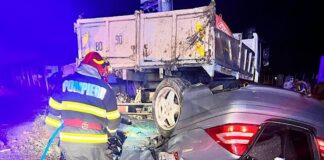 Mașină cu roțile în sus