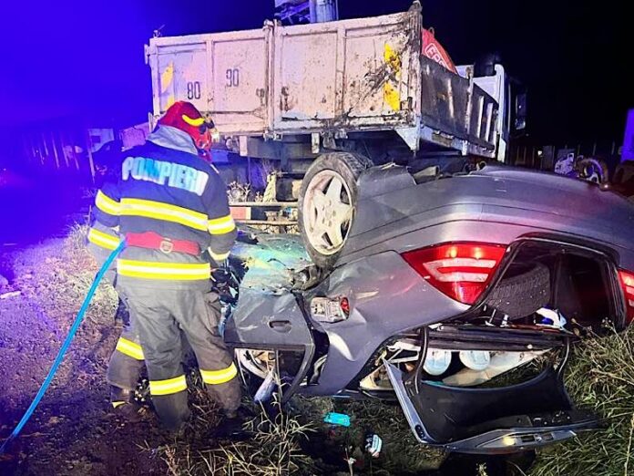 Mașină cu roțile în sus