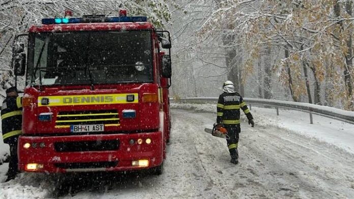 Pompieri zăpadă drum blocat