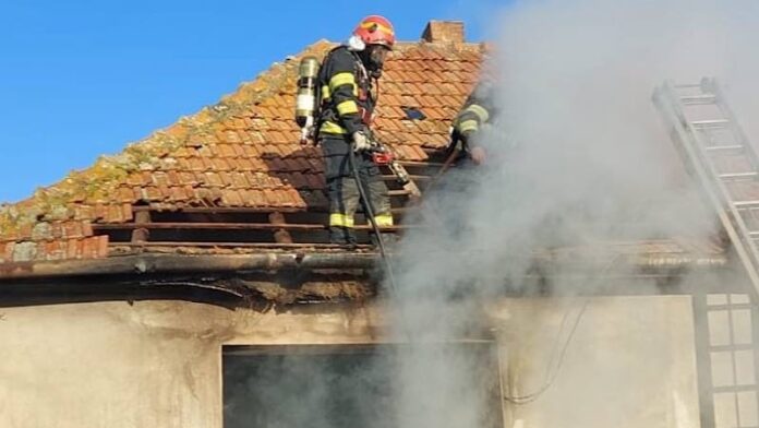 Incendiu la o casă din cauza unei sobe