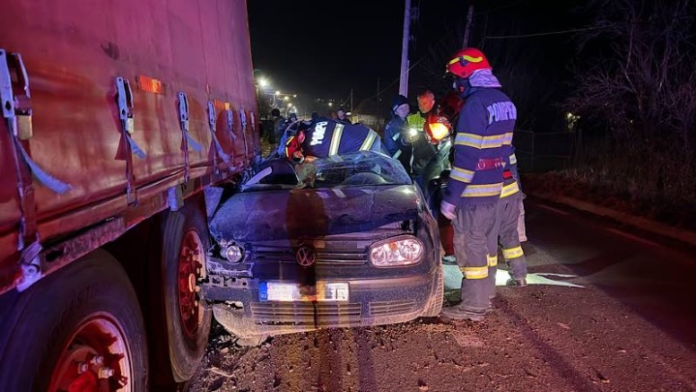 Mașina sub tir în Aștileu