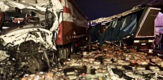Accident între două tiruri la Tinăud