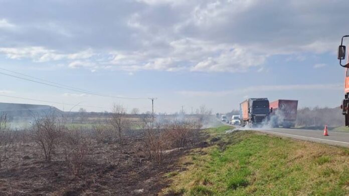 Incendiu de vegetație uscată între Lugașu de Jos și Urvind