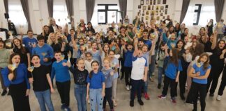 Zeci de elevi s-au implicat într-un flashmob dedicat copiilor cu autism (video) Liceul Don Orione