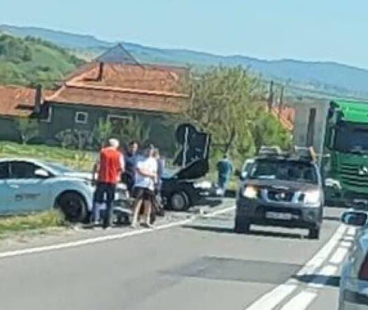 Accident cu două mașini în Lugașu de Jos