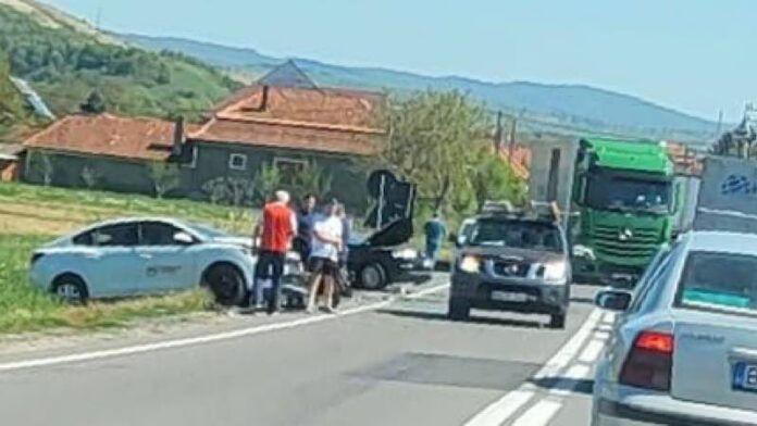 Accident cu două mașini în Lugașu de Jos