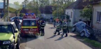 Accident între două maşini, la Ortiteag. Unul dintre autoturisme a ajuns în şanţ