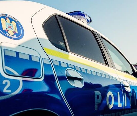 Băut la volanul unui tractor neînregistrat, cu permisul anulat, a provocat un accident în Vârciorog Mașină de poliție