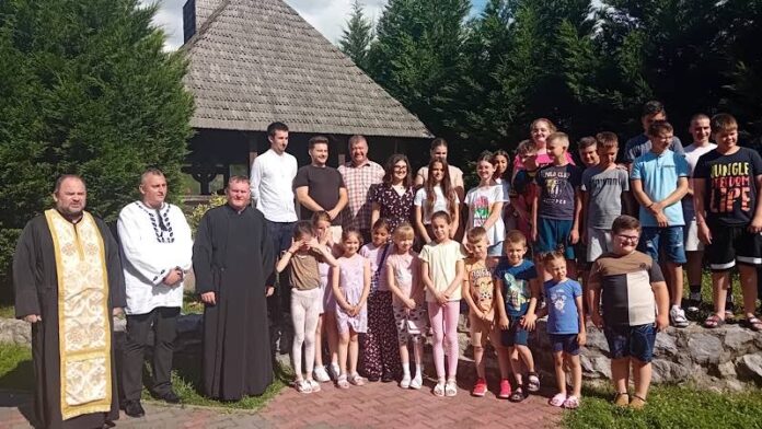 copii și tineri din Parohia Subpiatra