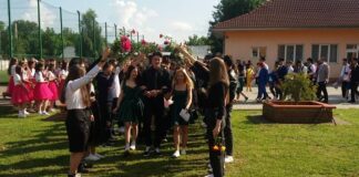 Vadu Crișului. Adio, frumosi ani de liceu! elevii claselor a XII-a de la Colegiul Tehnic din Vadu Crisului