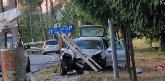 Un autoturism a lovit un stâlp de electricitate în Aușeu