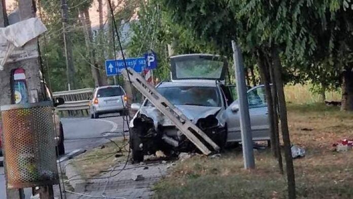 Un autoturism a lovit un stâlp de electricitate în Aușeu