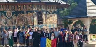Credincioși ai Parohiei Subpiatra, pelerini la mănăstiri moldave (foto) Credincioși ai Parohiei Subpiatra